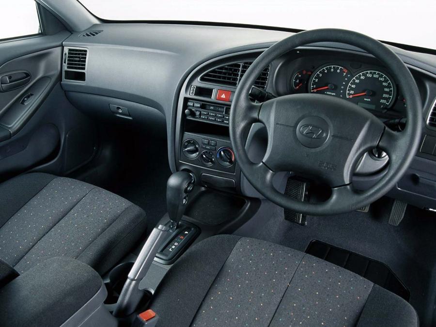  Hyundai Elantra Sedan 2003 года  (ZA) (фото 11 из 16)